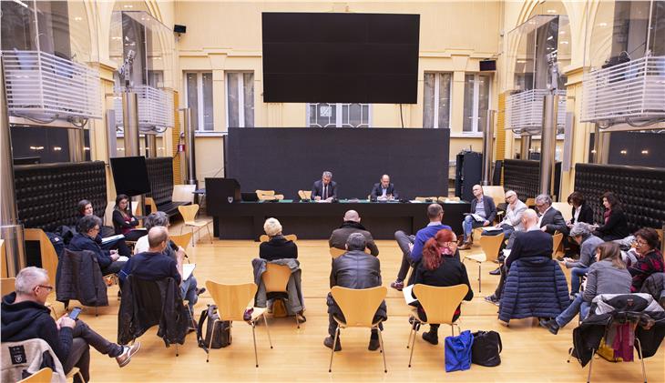 Gewerkschaftsvertreter in Besprechung mit Generaldirektor Alexander Steiner und Albrecht Matzneller. (Foto LPA/Barbara Franzelin)