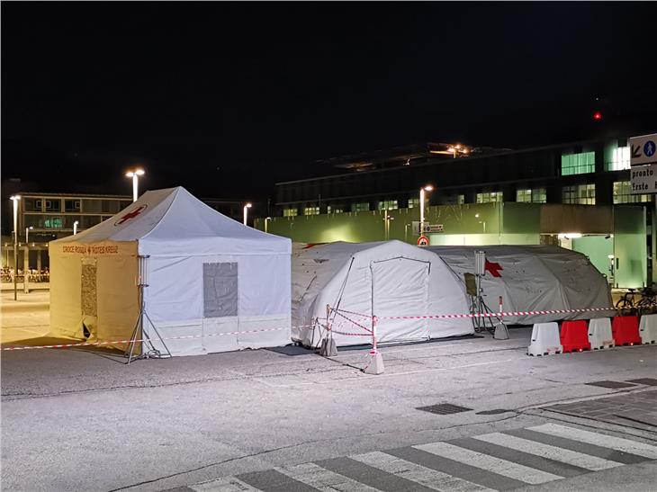 Vor dem Krankenhaus in Bozen wurden am Freitagabend Pre-Triage-Zelte aufgebaut. (Foto: LPA/Agentur für Bevölkerungsschutz)