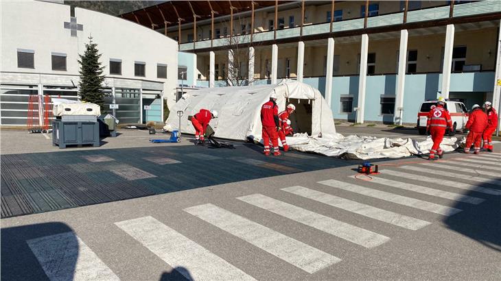 Vor den Krankenhäusern von Bozen und Brixen (heute früh beim Aufbau, im Bild) wurden Pre-Triage-Zelte aufgestellt. (Foto: LPA/Agentur für Bevölkerungsschutz)