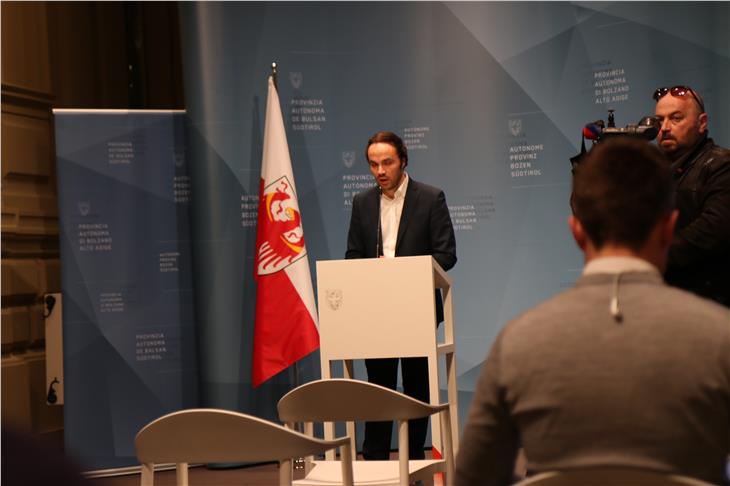 Über neue Verfahrensformen bei der Beantragung von Arbeitslosengeld informierte heute Abend Landesrat Achammer. (Foto: LPA/Peter Natter)