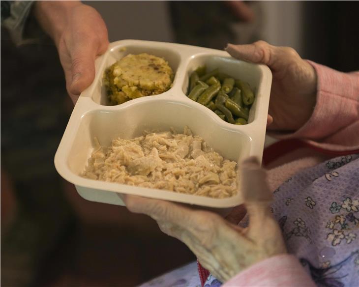 Um hilfsbedürftige Menschen weiterhin zu unterstützen, sollen mobile Dienste wie das Essen auf Rädern auch in der momentanen Situation aufrecht erhalten bleiben. (Foto: LPA)