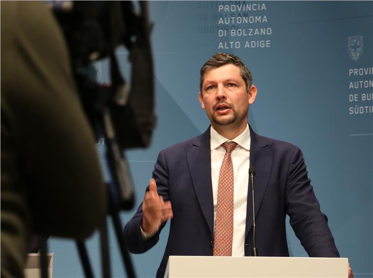 "Schützen wir uns und andere und unterstützen wir jene, die helfen Leben zu retten und unerlässliche Dienste aufrecht zu halten!" unterstreicht Alfreider. (Foto/LPA/Ingo Dejaco)