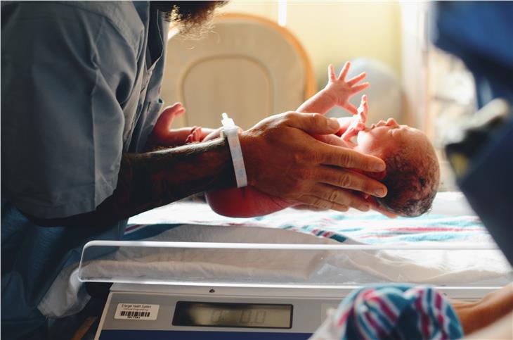 Am Krankenhaus in Bozen hat eine Covid-19-positive junge Frau einen Buben zur Welt gebracht. (Foto: Unsplash/Christian Bowen)