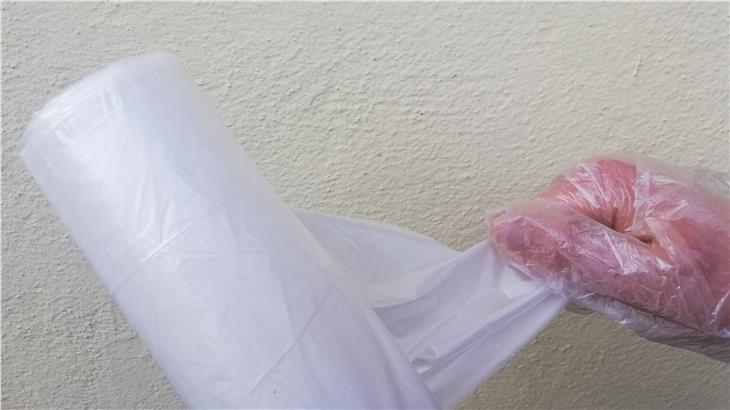 Einweghandschuhe und zwei bis drei Plastiksäcke übereinander: Die wichtigen Utensilien zur Entsorgung von Müll in Haushalten mit positiv Getesteten.