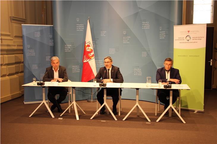 LH Kompatscher (Mitte) mit den Landesräten Schuler (l.) und Widmann (r.) bei der heutigen virtuellen Landesmedienkonferenz. (Foto: LPA/Silvia Fabbi)