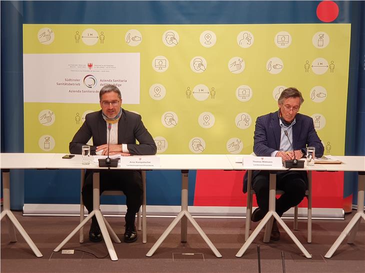 LH Kompatscher (l.) mit dem Landesrat Widmann (r.) bei der heutigen virtuellen Landesmedienkonferenz. (Foto: LPA/Fabio Brucculeri)