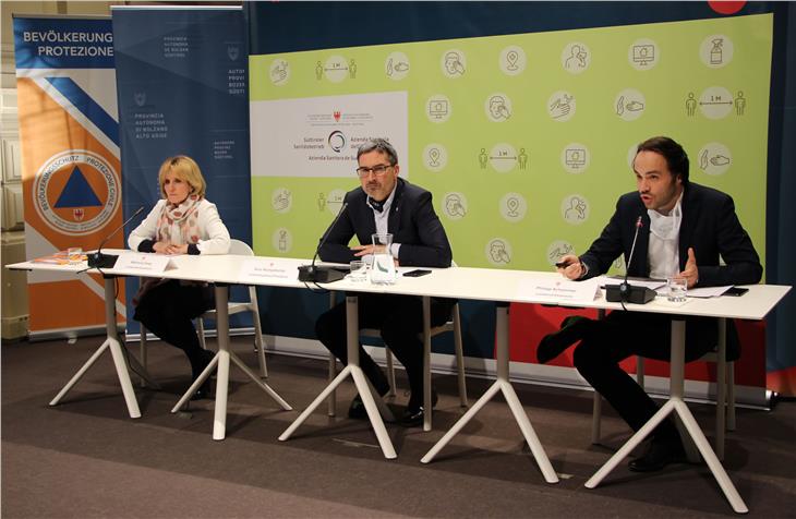 Die heutige virtuelle Pressekonferenz mit (v.l.) LRin Waltraud Deeg, LH Arno Kompatscher und LR Philipp Achammer. (Foto: LPA/Silvana Amistadi)