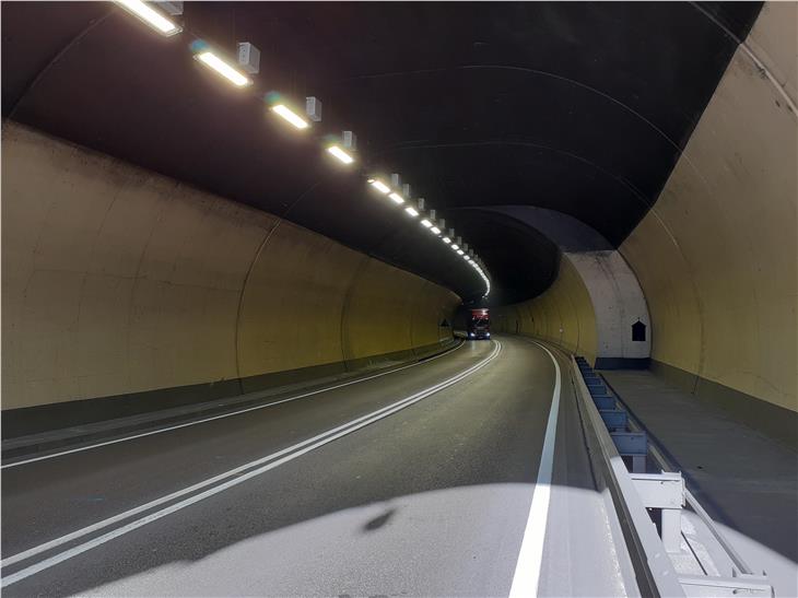 Eine bessere Sicht und mehr Sicherheit gibt es nun im Umfahrungstunnel von Naturns (Foto: Landesstraßendienst)