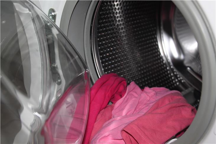 Kleidung von Quarantänepatienten kann bei 60 bis 90 Grad in der Waschmaschine gewaschen werden - allerdings getrennt von der Wäsche von nicht infizierten Personen. (Foto: pixabay)