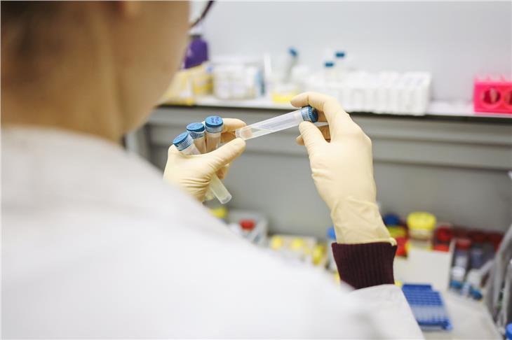 Das Labor für Mikrobiologie und Virologie des Südtiroler Sanitätsbetriebes arbeitet weiterhin mit voller Kraft an der Untersuchung der angelieferten Abstriche. (Foto: pexels.com)