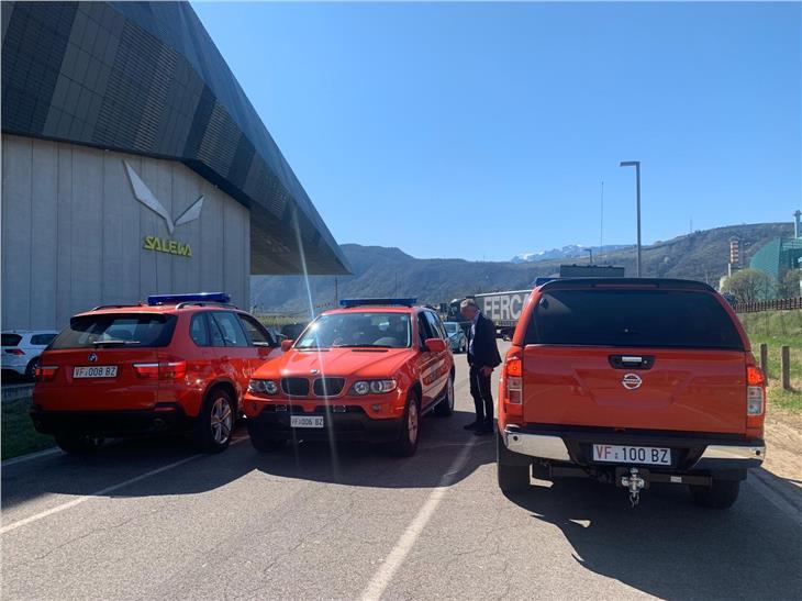 Der Konvoi mit LKW's - begleitet von Südtiroler Zivilschutz und Feuerwehr - ist gegen Mittag in Bozen Süd eingetroffen. (Foto: LPA/GNews)