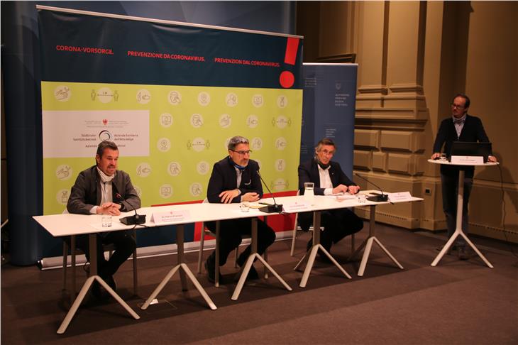 Gaben Auskunft auf der heutigen Landesmedienkonferenzu: (v.l.) Franzoni, Kompatscher, Widmann, und Moderator Guido Steinegger. (Foto: LPA/Fabio Brucculeri)