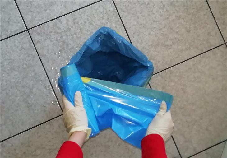 Taschentücher, Schutzmasken und Einweghandschuhe müssen im Restmüll in mindestens zwei ineinander gelegten Abfallsäcken entsorgt werden. (Foto: Landesumweltagentur/Nadia Franzoi)