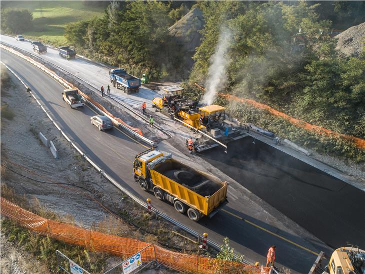 Während landesweit die Baustellen still stehen, laufen die Planungen weiter, damit die verschiedenen Arbeiten nach Lockerung der Vorschriften sofort aufgenommen werden können. (Foto: LPA/Landesabteilung Tiefbau)