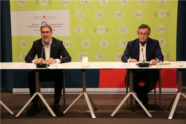 LH Kompatscher und LR Widmann bei der heutigen Pressekonferenz: "Jetzt nicht nachlassen! Sonst waren alle bisherigen Bemühungen umsonst." (Foto: LPA/Silvia Fabbi)