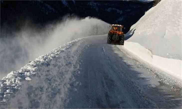 Die Straßen werden vom Schnee geräumt, damit alle die zu essentiellen Arbeiten müssen und die Einsatzkräfte sicher unterwegs sind. (Foto: LPA/Landesstraßendienst)