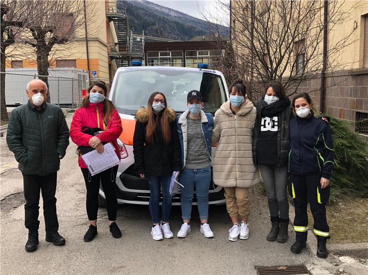 Die ersten Gäste haben die für Quarantäneaufenthalte adaptierte Militärstruktur in Gossensaß wieder verlassen, re. eine Mitarbeiterin des Zivilschutzes, li. der pensionierte Gemeindearzt von Sterzing (Foto: Thomas Holzknecht/ZS W