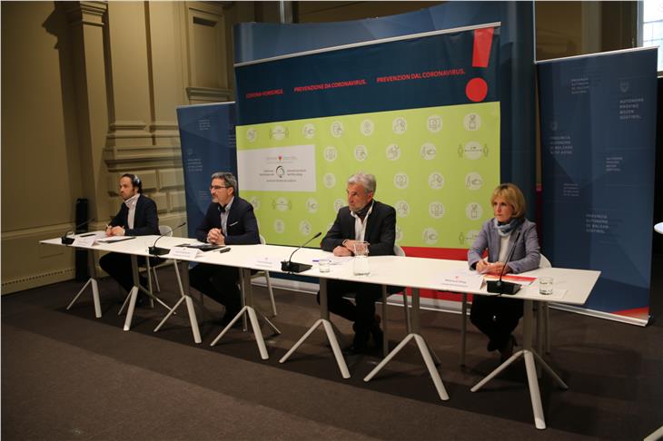 v.l. LR Achammer, LH Kompatscher, LR Schuler und LRin Deeg bei der heutigen virtuellen Medienkonferenz im Landhaus in Bozen (Foto: LPA/Fabio Brucculeri)