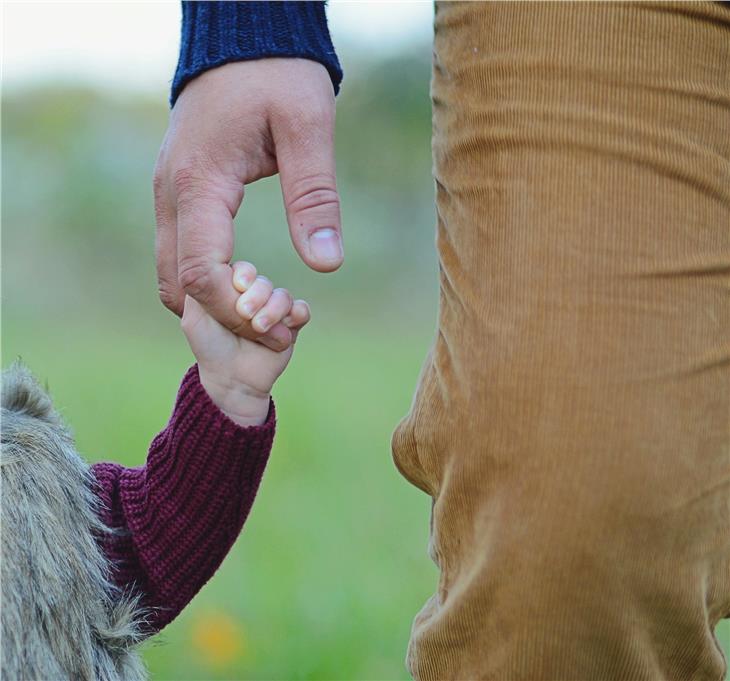 Jeweils ein Elternteil darf laut derzeit geltenden Bestimmungen mit seinen Kindern im Freien unterwegs sein, aber auch in diesem Falle gilt die Vorschrift, sich nicht weit von zuhause zu entfernen. (Foto: pixabay)