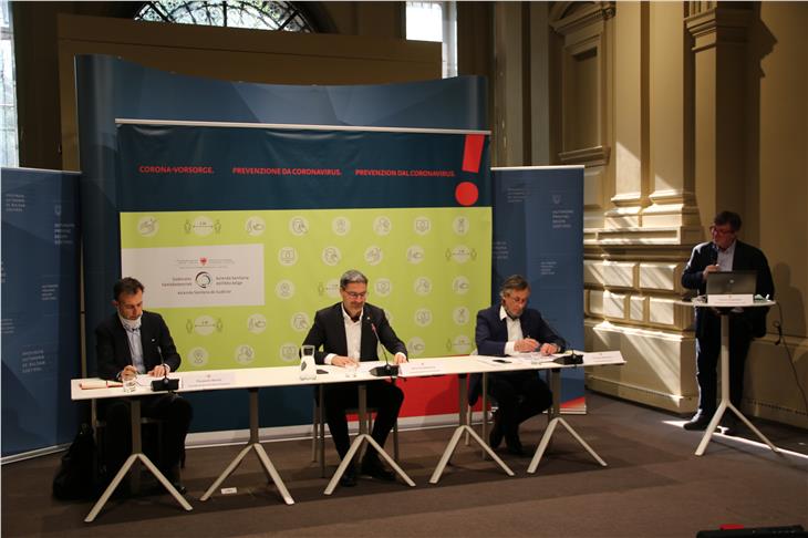 Die Referenten der heutigen Pressekonferenz: (v.l.) Bertoli, Kompatscher, Widmann und Moderator Franco Grigoletto. (Foto: LPA/Fabio Brucculeri)