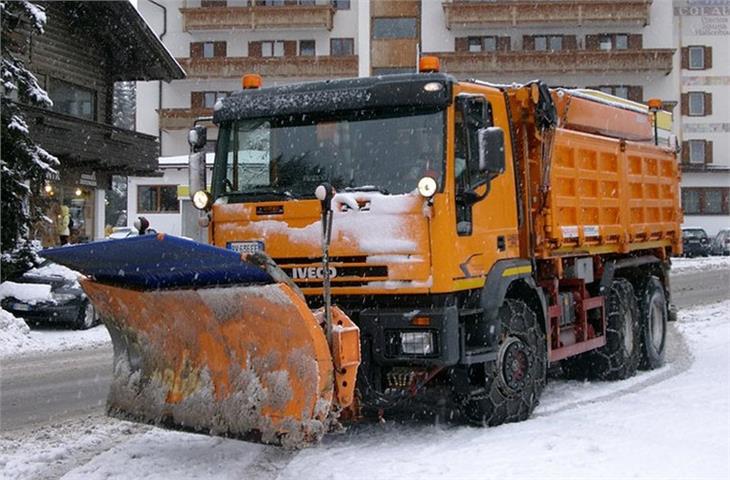 Unter Einhaltung aller Schutzmaßnahmen lässt der Straßendienst ab Montag, 6. April, die Arbeiten auf den Straßen sukzessive wieder anlaufen (Foto: LPA/Straßendienst)