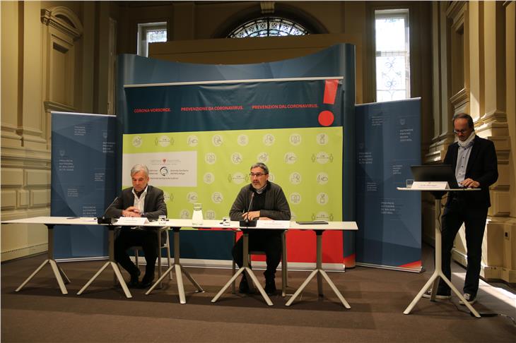 Dei der heutigen virtuellen Pressekonferenz: (v.l.) LR Schuler, LH Kompatscher und Moderator Guido Steinegger. (Foto: LPA/Silvia Fabbi)