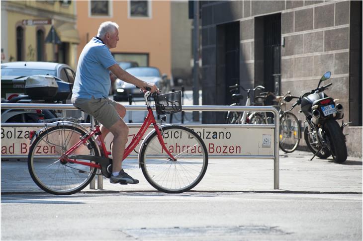 Über mehrere Pilotprojekte zu einer gesünderen Mobilität nach Corona-Zeiten: Laut LR Alfreider spielt das Fahrrad dabei eine zentrale Rolle. (Foto: STA/Green Mobility)