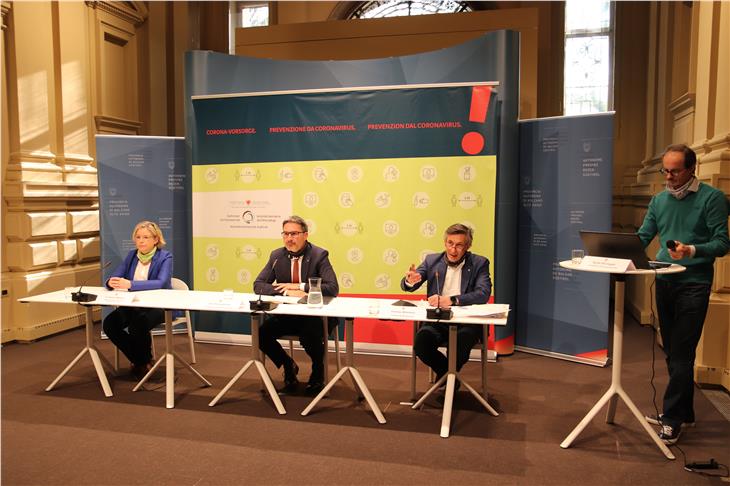 Bei der heutigen virtuellen Medienkonferenz stand neben der Gesundheit das Thema psychologische Hilfe im Mittelpunkt (v.r.): LR Widmann, LH Kompatscher und Bettina Meraner vom Netzwerk für psychische Gesundheit. (Foto: LPA/Monika Pichler)