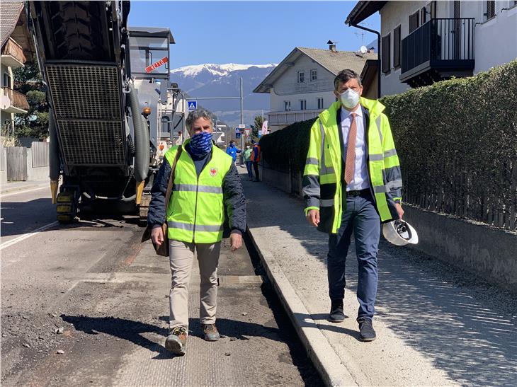 Landesrat Daniel Alfreider und Amtsdirektor Götz Florian Rufinatscha beim Lokalaugenschein bei den Asphaltierungsarbeiten in St. Georgen (Foto: LPA/Gnews)