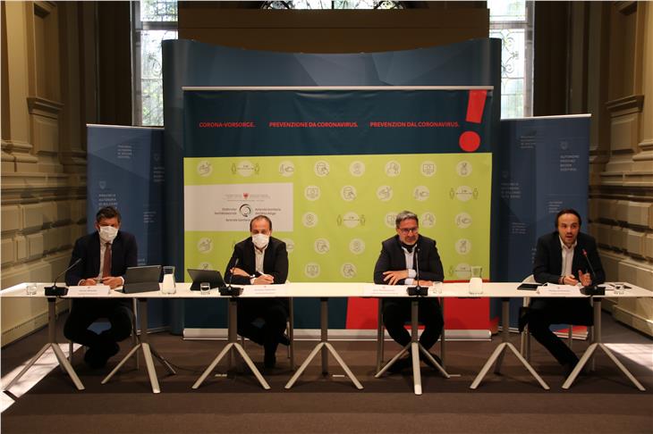Die heutige virtuelle Pressekonferenz: (v.l.) Alfreider, Vettorato, Kompatscher, Achammer (Foto: LPA/Fabio Brucculeri)