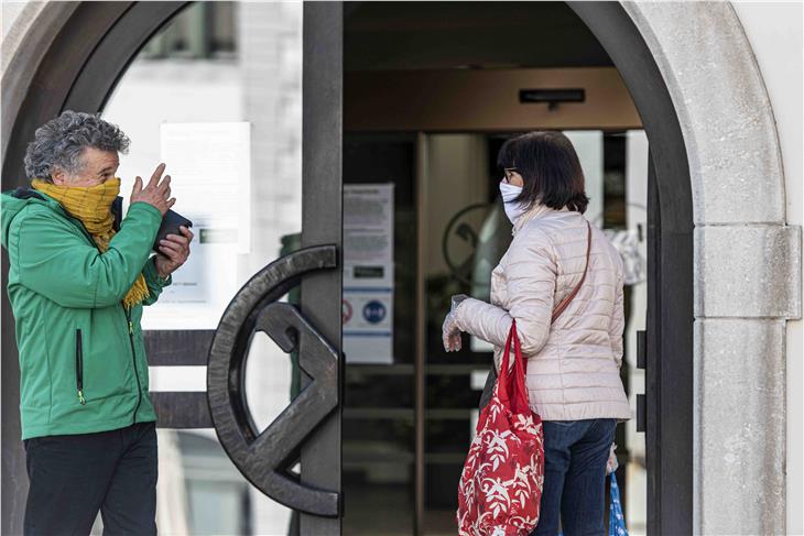 Ab 7. April Pflicht in Südtirol: Das Bedecken von Mund und Nase bei den erlaubten erlaubten Tätigkeiten oder Bewegungen. (Foto:LPA/Ivo Corra)