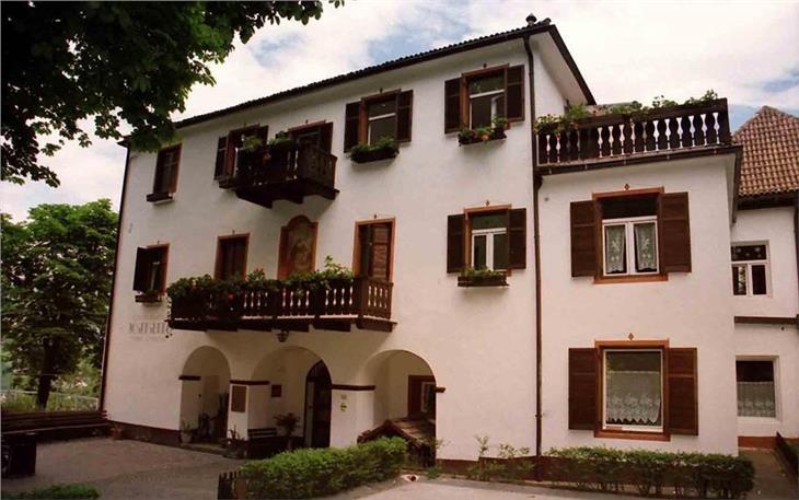 Die ehemalige Reha-Struktur Josefsberg in Algund ist eines der landeseigenen Gebäude, die nicht mehr genutzt werden und zum Verkauf stehen. (Foto: LPA/Vermögen)