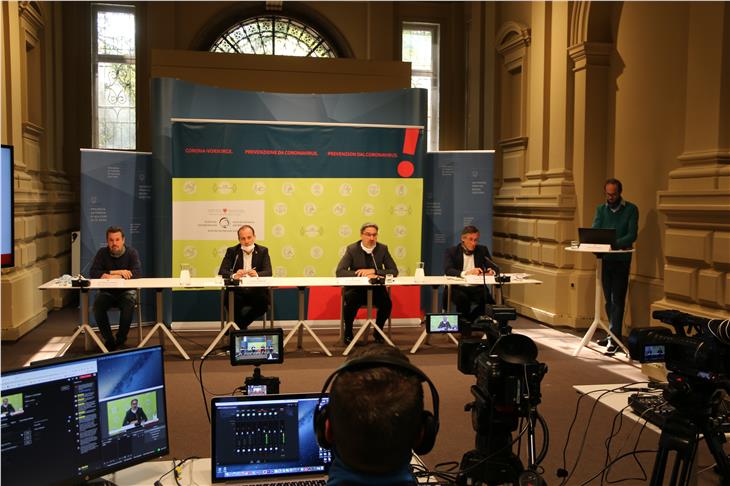 Bei der heutigen Medienkonferenz berichtete der Landeshauptmann über die von der Landesregierung beschlossenen Gesetzesänderungen als Grundlage für eine Reihe von Corona-Maßnahmen. (Foto: LPA/Fabio Brucculeri)