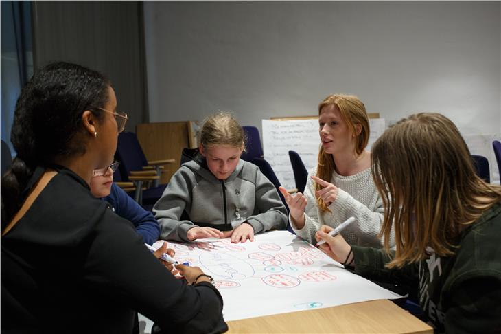 Die Landesregierung hat gestern die Voraussetzungen für die Einführung des fächerübergreifenden Lernbereichs "Gesellschaftliche Bildung" geschaffen. (Foto: Edvin Johansson/Unsplash)