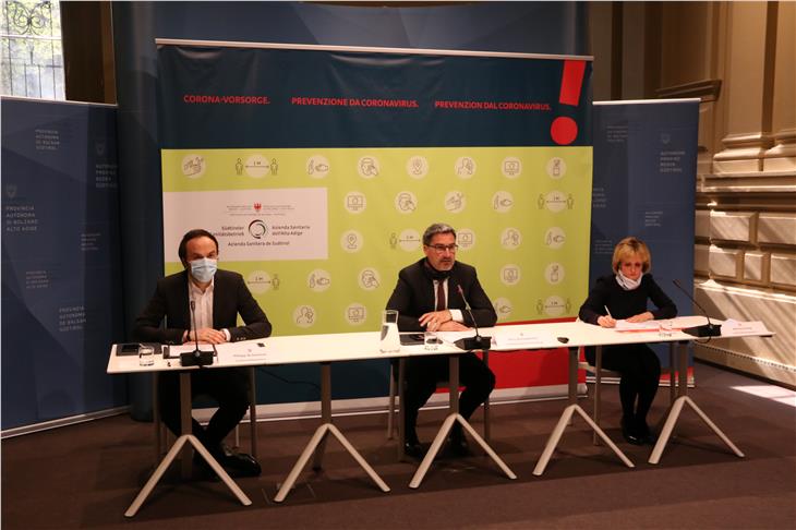 Die heutige virtuelle Pressekonferenz: (v.l.) Achammer, Kompatscher, Deeg (Foto: LPA/Fabio Brucculeri)