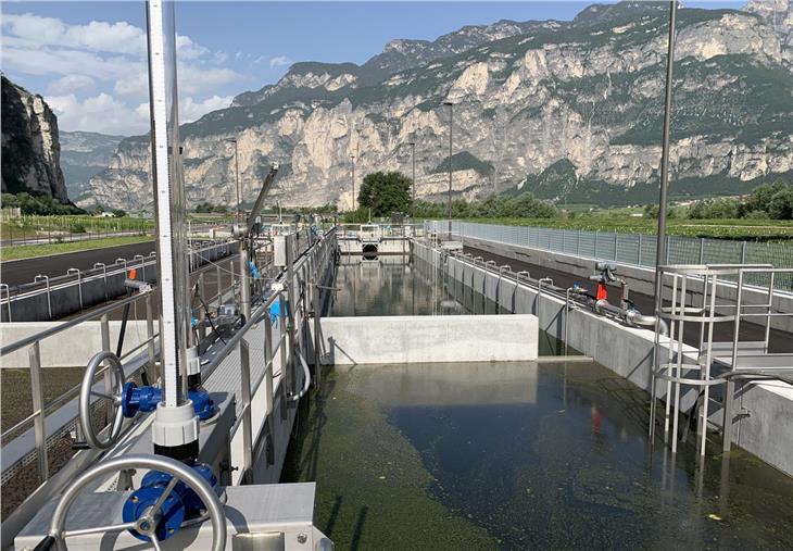 Kläranlage Salurn: Mehr Nachhaltigkeit im Betrieb, ein höherer Reinigungsstandard und ein geringerer Energieverbrauch zeichnen die 2019 in Betrieb genommene Anlage aus. (Foto: LPA/Landesumweltagentur)