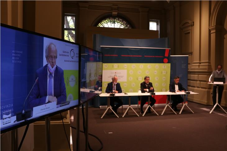 Die heutige virtuelle Pressekonferenz: (v.l.) Zerzer, Kompatscher, Widmann, stehend Guido Steinegger (LPA). (Foto: LPA/Fabio Brucculeri)