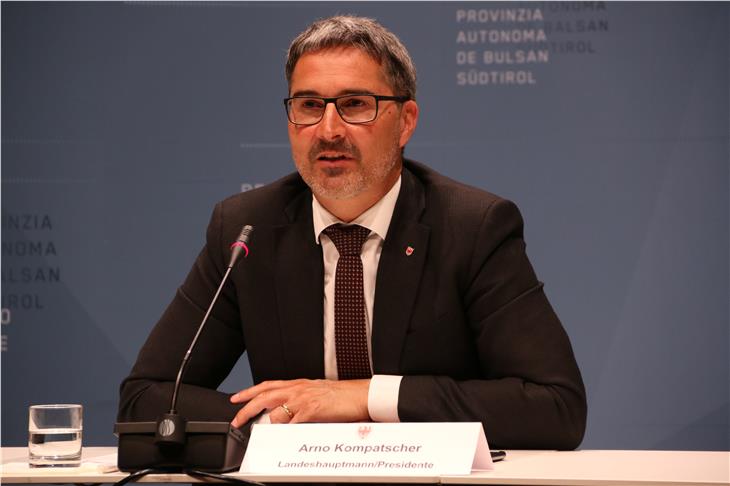 LH Kompatscher klärte heute (16. April) darüber auf, dass in Südtirol die Verordnungen des Landeshauptmannes vor jeder anderen, auch staatlichen Bestimmung zur Anwendung kommen müssen. (Foto: LPA/Fabio Brucculeri)