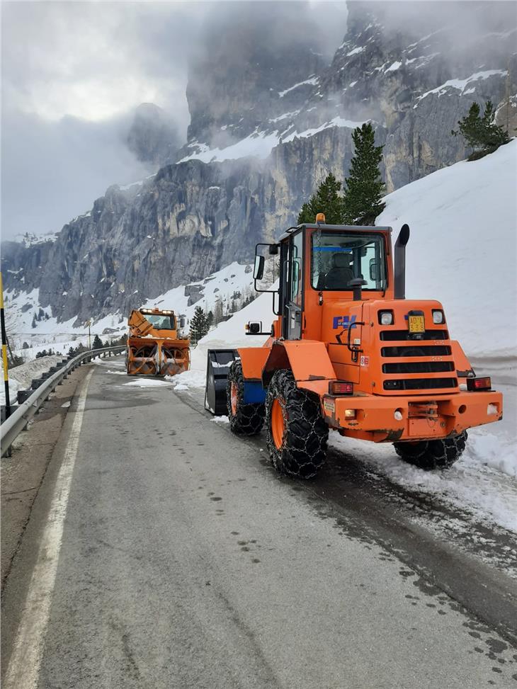 Der Straßendienst bei der Schneeräumung nach Lawinenabgängen auf der Straße auf das Grödner Joch. (Foto: LPA)