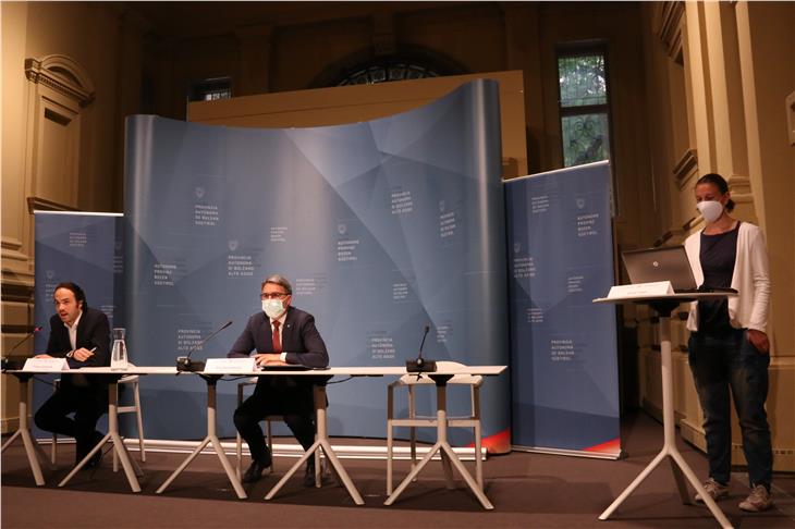 Die Landesmedienkonferenz vom 20. April mit (v.l.) LR Achammer, LH Kompatscher und Moderatorin Silvia Fabbi. (Foto: LPA/Fabio Brucculeri)