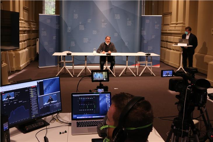 Bericht über die Sitzung der Landesregierung am heutigen Vormittag: LH Kompatscher im Pressesaal mit Moderator Franco Grigoletto (r.); im Vordergrund die Regie. (Foto: LPA/Fabio Brucculeri)