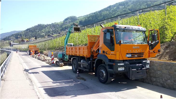 In Schenna errichtet der Straßendienst in Eigenregie eine bergseitige Stützmauer - weitere 17 Eingriffe sind im Laufen. (Foto: LPA/Straßendienst)