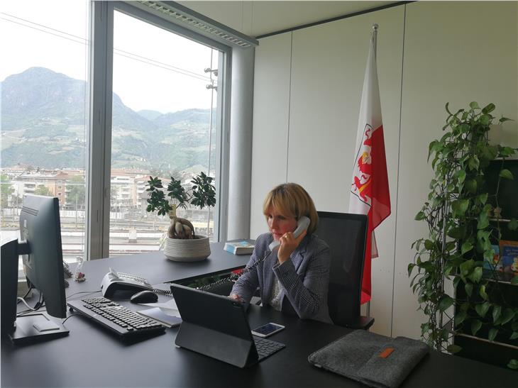 Telefonisch haben sich Familienministerin Bonetti und LRin Deeg über Möglichkeiten der Kinderbetreuung ausgetauscht. (Foto: LPA)