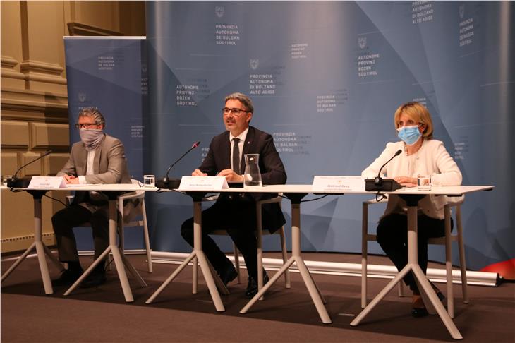 Die heutige virtuelle Medienkonferenz: (v.l.) Mair, Kompatscher, Deeg. (Foto: LPA/Fabio Brucculeri)