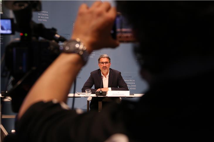 Blick aus Sicht der Kamera: LH Kompatscher bei der heutigen Landesmedienkonferenz. (Foto: LPA/Fabio Brucculeri)