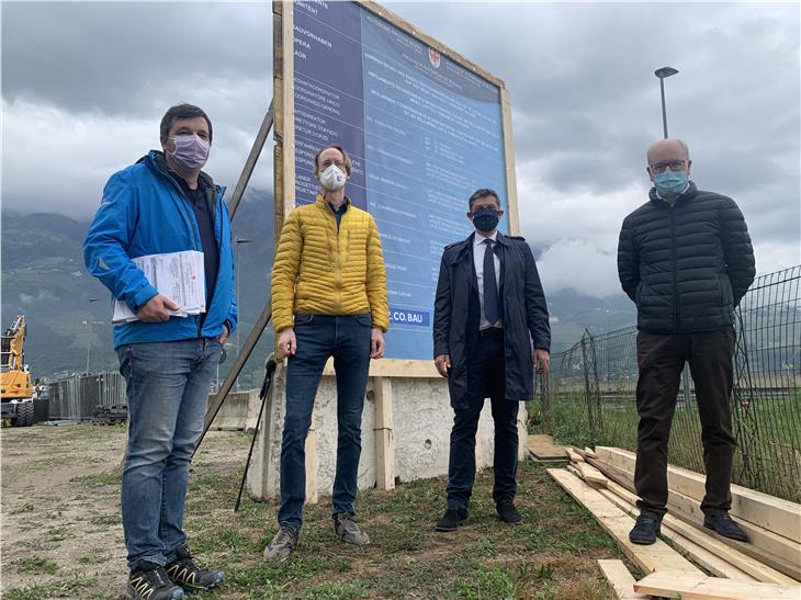 Arbeitsübergabe in Zeiten des Coronavirus an der Baustelle auf der MeBo: Nicola Conci (DECOBAU), Amtsdirektor Johannes Strimmer, LR Daniel Alfreider und Abteilungsdirektor Valentino Pagani. (Foto: LPA)