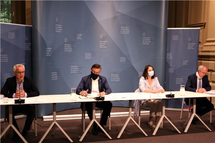 Teilnehmer der heutigen Landesmedienkonferenz (30. April): (v.l.) Bonamico, Widmann, Regele, Zerzer (Foto: LPA/Fabio Brucculeri)