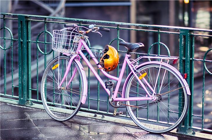 Mit Rad (im Bild), zu Fuß, mit öffentlichen Verkehrsmitteln oder dem eigenen Auto? Eine Umfrage erhebt die Verkehrsgewohnheiten in Südtirol. (Foto: pixabay.com)
