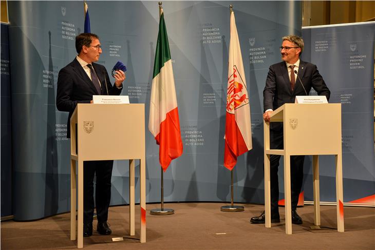 Er freue sich auf seinen nächsten Besuch in Südtirol, nach Möglichkeit ohne Maske, verabschiedete sich Regionenminister Boccia bei der virtuellen Medienkonferenz im Landhaus. (Foto: LPA/Peter Daldos)