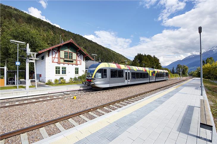 Direktfahrten und sechsteilige Zuggarnituren sollen den Fahrgästen der Vinschger Bahn bald noch mehr Komfort bieten. (Foto: STA/Riller)